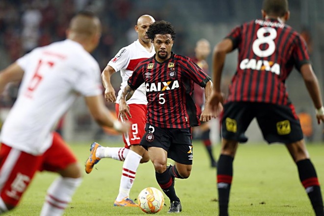 Otávio tenta furar a defesa do Brasília na Arena. | Albari Rosa/Gazeta do Povo