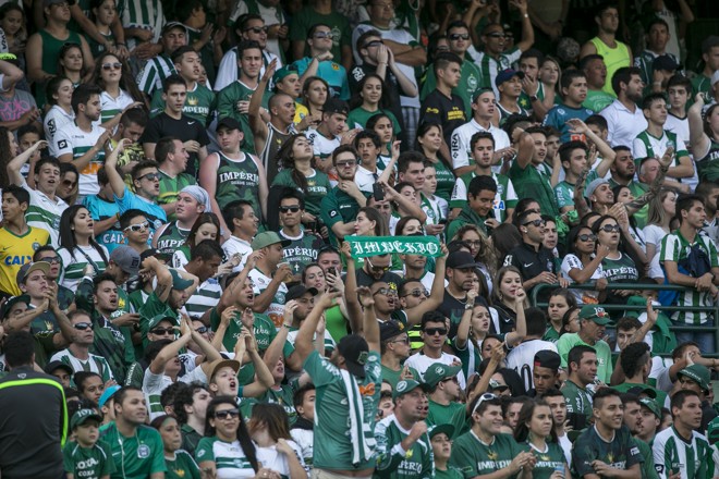 Torcida do Coritiba foi em peso ao Couto Pereira. | Marcelo Andrade/Gazeta do Povo