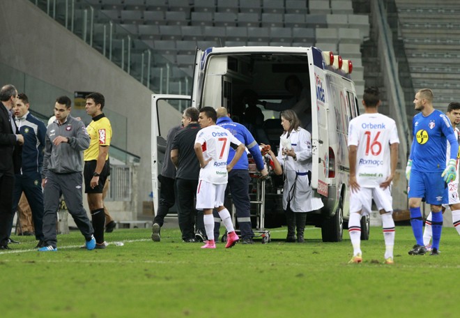 Lucas Crispim bate a cabeça e sai do jogo na ambulância | Daniel Castellano/Gazeta do Povo