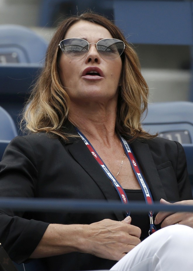 A famosa ginasta romena Nadia Comaneci acompanha a atuação da italiana Flavia Pennetta | MIKE SEGAR/REUTERS