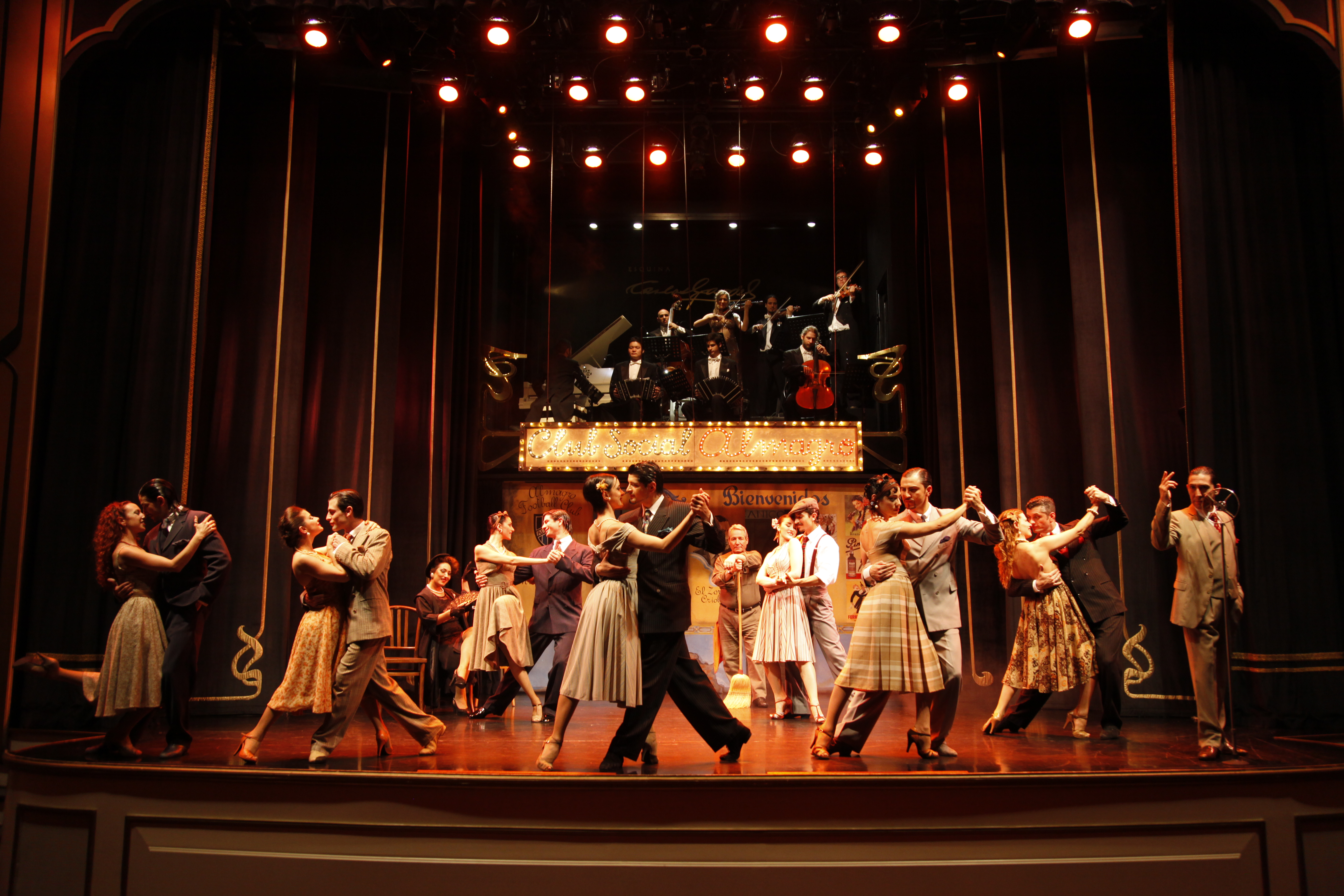 Grupo argentino tem 20 artistas, entre músicos, cantores e cinco duplas de bailarinos. | Juan Fabbri/Divulgação