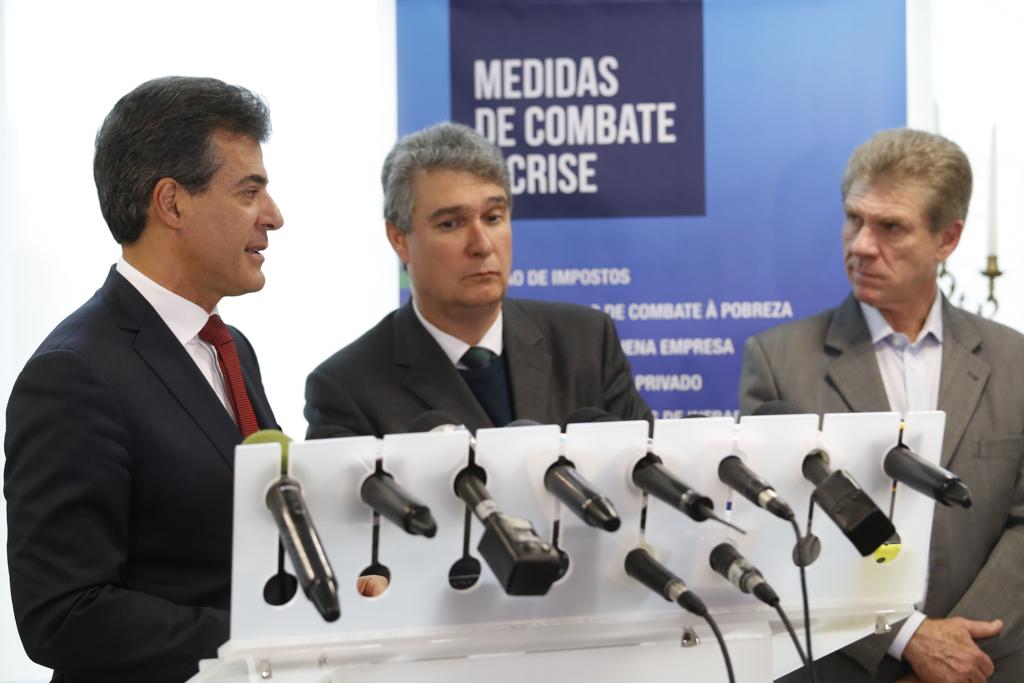 Richa, Mauro Ricardo e  Eduardo Sciarra explicam medidas adotadas pelo Paraná para combater a crise n acional | Daniel Castellano/Gazeta do Povo