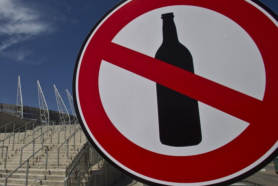 Proibido: placa na entrada do Castelão, em Fortaleza, mostra que bebida e futebol é uma combinação questionável. | Marcelo Andrade/Gazeta do Povo