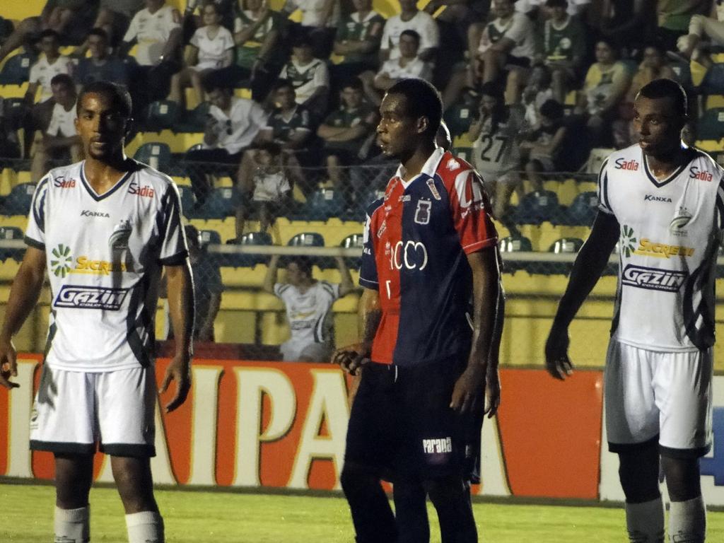 Zagueiro Luiz Felipe, do Paraná, não conseguiu segurar o ataque do Luverdense. | Monique Vilela/AGB/Folhapress/