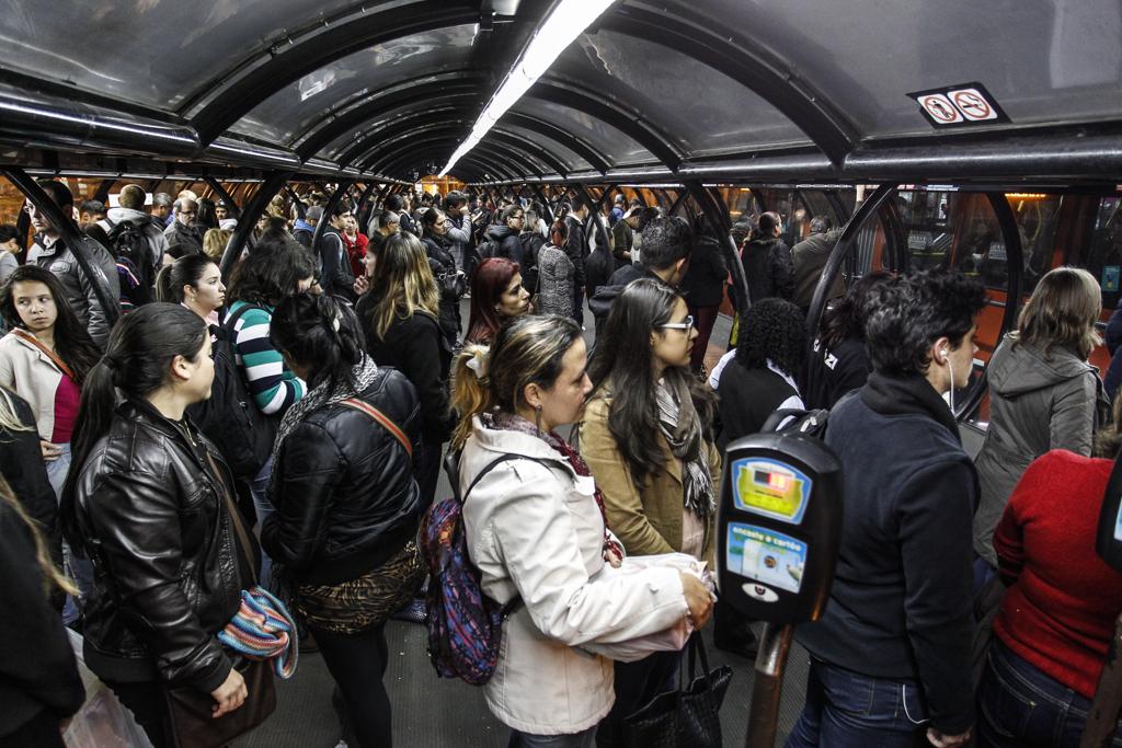 Atraso ocorreu, segundo as empresas, por causa da defasagem na tarifa técnica | Daniel Castellano/Gazeta do Povo