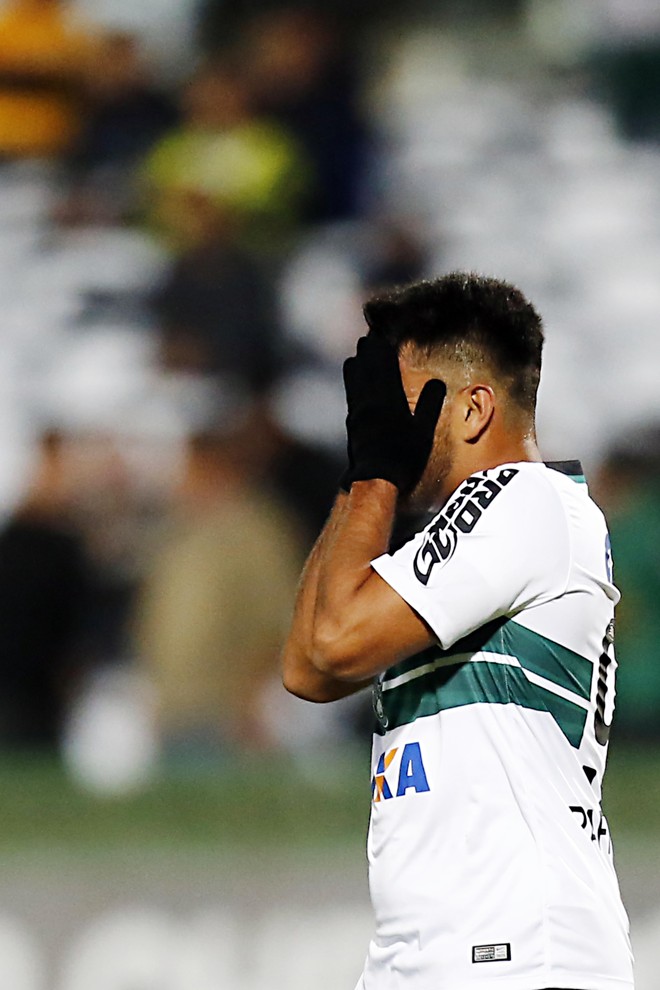 Rafhael Lucas lamenta oportunidade perdida pelo Coritiba diante do Sport Recife. | Albari Rosa/Gazeta do Povo