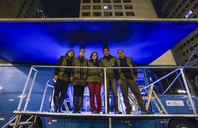 A equipe: a pedagoga Fernanda Cristina Kosiaki Ricardo; a coordenadora Carolina de Souza Nascimento; a terapeuta ocupacional Emelin Cristina da Silva; o psicólogo Gledson Marcelo B. dos Santos; o motorista João Enéas Prohmann.: atendimento no local e na hora em que as coisas acontecem. | Daniel Castellano/Gazeta do Povo