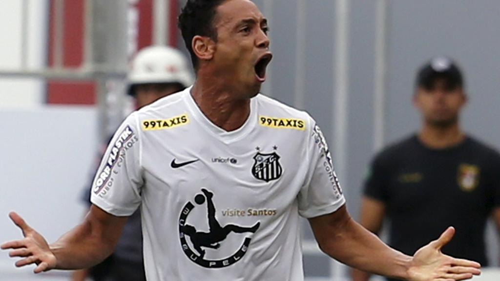 O atacante Ricardo Oliveira, artilheiro do Brasileirão, com 17 gols, foi chamado por Dunga para defender a seleção brasileira. | Paulo Whitaker/Reuters