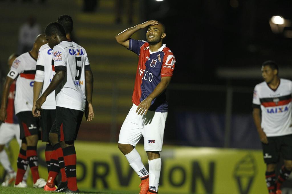 Lucio Flavio lamenta derrota do Paraná para o Atlético-GO. | Antônio More / Gazeta do Povo/