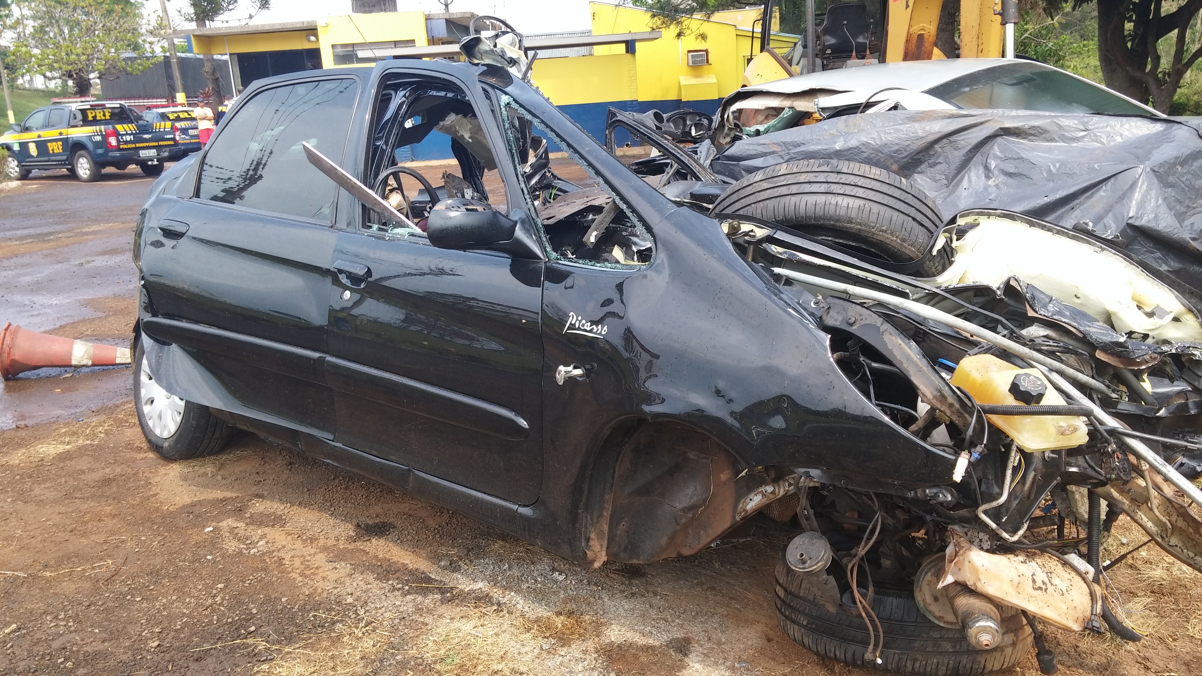 Com o forte impacto da colisão, os corpos foram dilacerados e se espalharam pela rodovia. | Polícia Rodoviária Federal/Divulgação