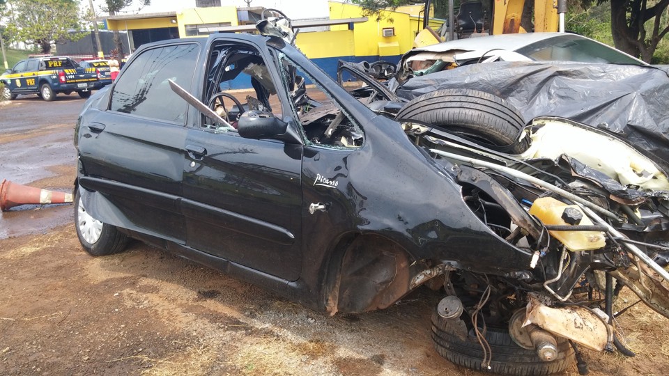 Com o forte impacto da colisão, os corpos foram dilacerados e se espalharam pela rodovia. | Polícia Rodoviária Federal/Divulgação