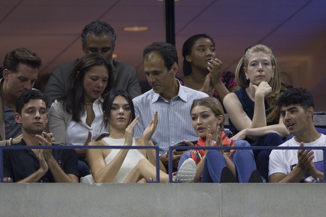 As modelos Kendall Jenner e Gigi Hadid com o cantor Joe Jonas durante jogo de Serena Williams . | CARLO ALLEGRI/REUTERS