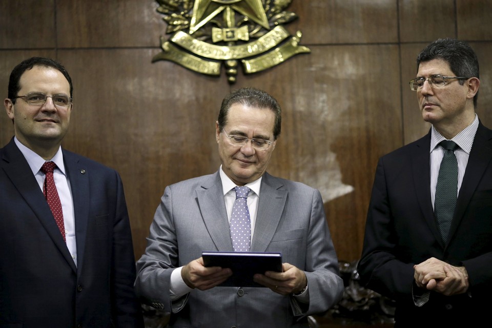Renan Calheiros (centro), com Barbosa (à esq.) e Levy: pressão da oposição. | Ueslei Marcelino/Reuters