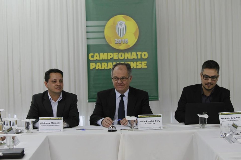 O presidente da FPF, Hélio Cury, comanda o encontro que definiu a fórmula do Paranaense 2016. | Jonathan Campos/Gazeta do Povo