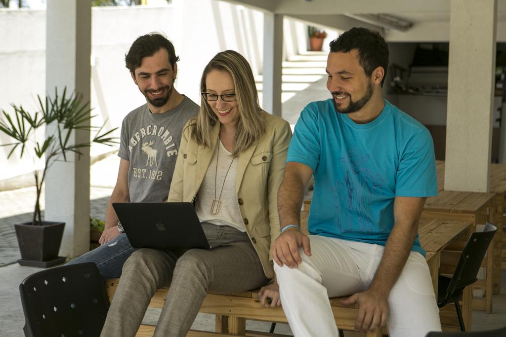 Fernando, Cecília e Bernardo, da Simple Guest: eles cuidam de imóveis anunciados no Airbnb. | Marcelo Andrade/Gazeta do Povo