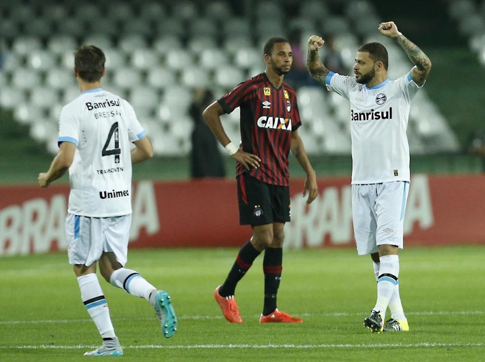 Volante Edinho comemora o primeiro gol do Grêmio sobre o Atlético, marcado pelo meia Douglas. | Hugo Harada/Gazeta do Povo