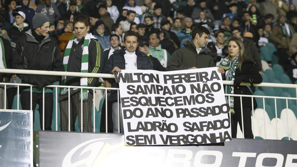 Wilton voltou a Curitiba em 2013, mas como quarto árbitro, e encarou a fúria da torcida alviverde | Daniel Castellano/Gazeta do Povo
