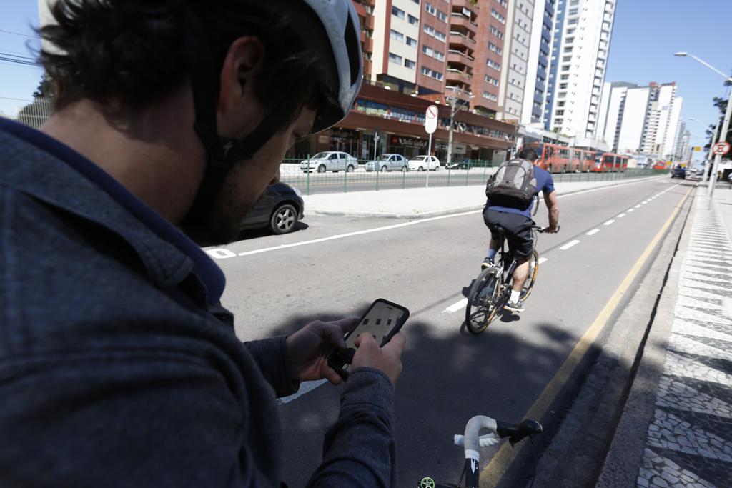 Programas podem transformar as ruas em pistas de ciclismo, permitindo acompanhar a performance de quem pedala. | Henry Milleo/Gazeta do Povo