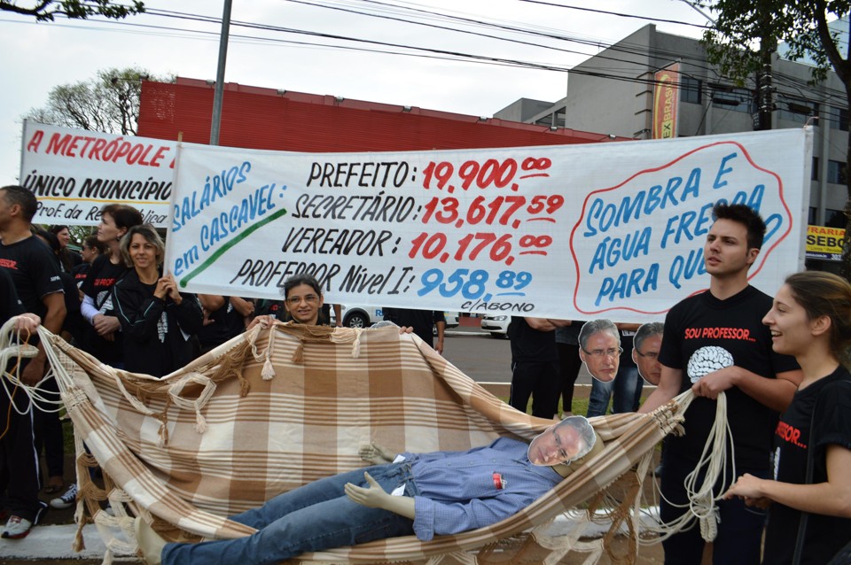 Dezenas de professores da rede municipal se vestiram de preto e protestaram contra o aumento salarial de 6% concedido pela prefeitura . | Luiz Carlos da Cruz /  Gazeta do Povo