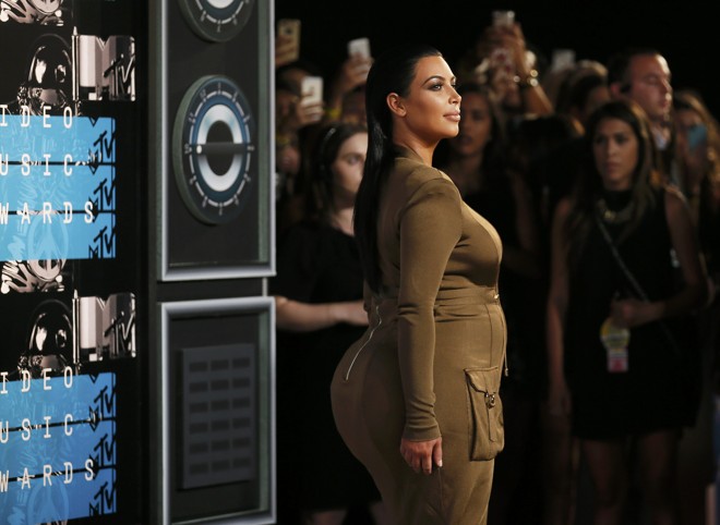 Kim Kardashian, esposa de Kanye West, exibe barriga de 5 meses de gestação. | DANNY MOLOSHOK/REUTERS