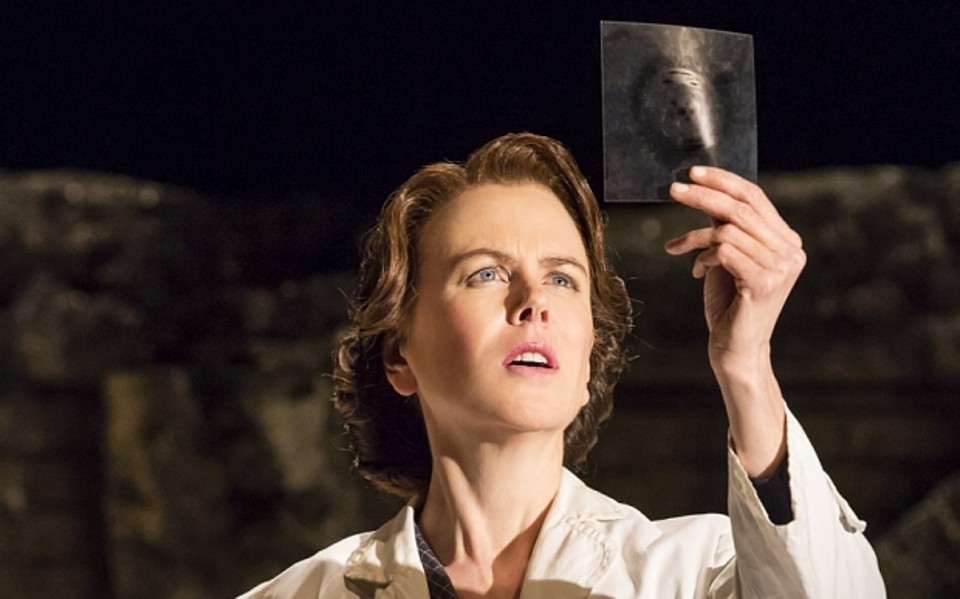 Nicole Kidman em cena da peça “Photograph 51”. | Divulgação