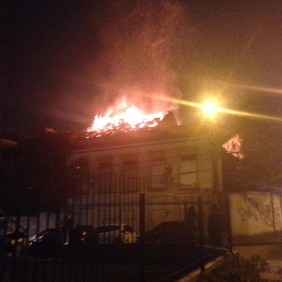 Incêndio começou por volta da 1h20 deste domingo (27) | Rhodrigo Deda/Gazeta do Povo
