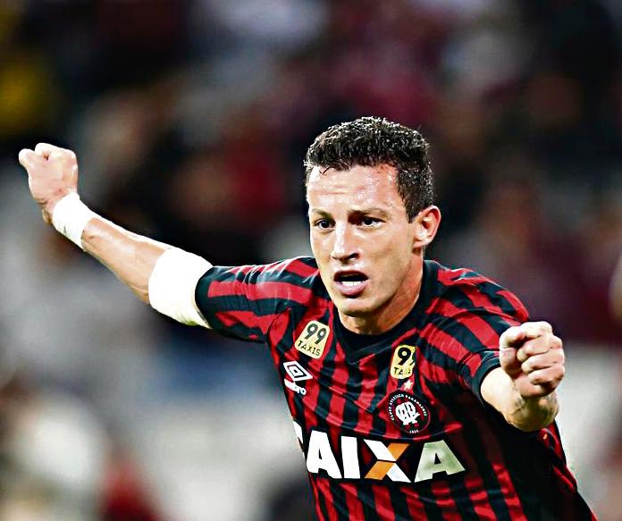 Gustavo foi o autor de um dos gols da vitória sobre o São Paulo por 2 a 1 no Brasileiro. | Albari Rosa/Gazeta do Povo