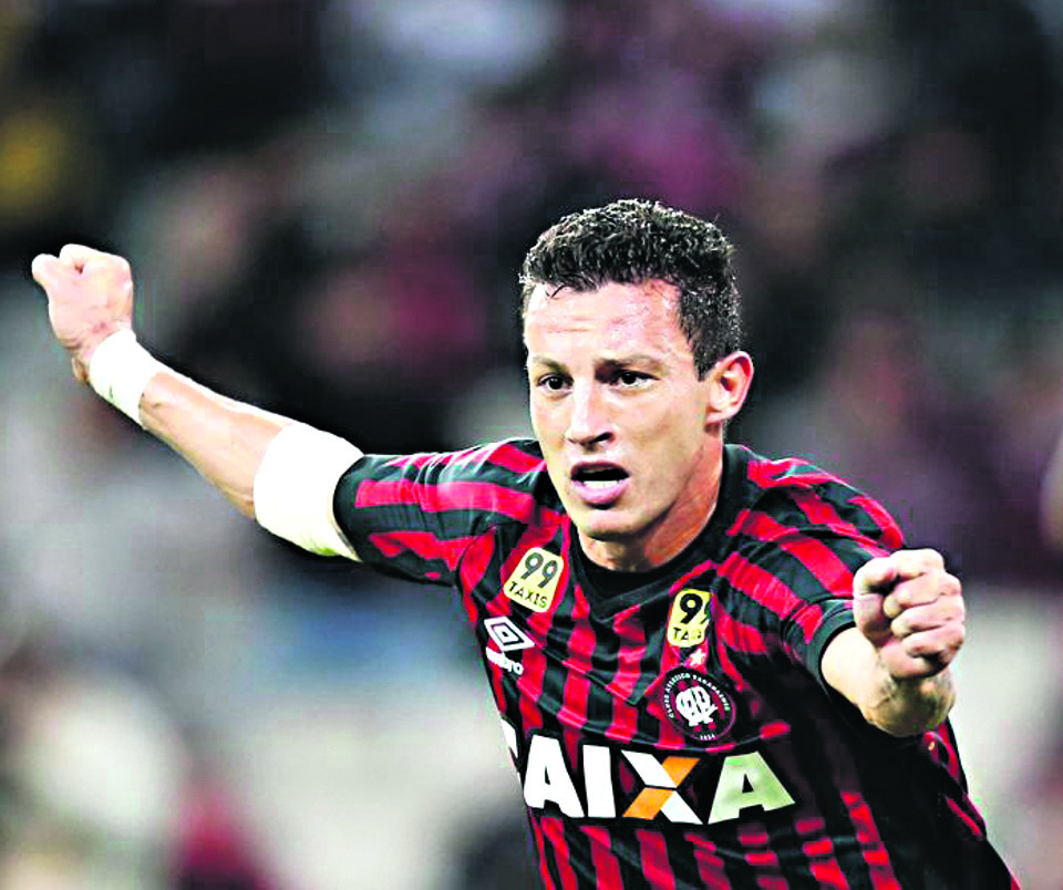 Em 47 partidas como jogador do Atlético, zagueiro Gustavo marcou dois gols. | Albari Rosa/Gazeta do Povo