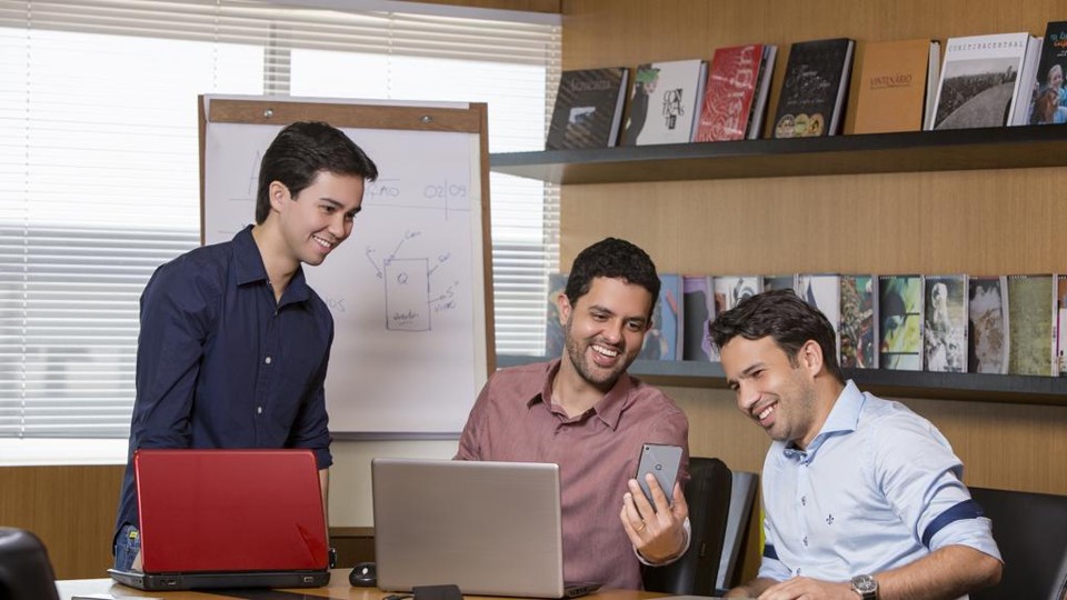 Os amigos Thiago Miashiro, Marcelo Reis e Vinicius Grein  são os criadores da Quantum, que surgiu em parceria com a Positivo. | Fernando Dias/Divulgação