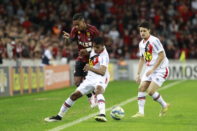 Eduardo em disputa na lateral de campo | Daniel Castellano/Gazeta do Povo