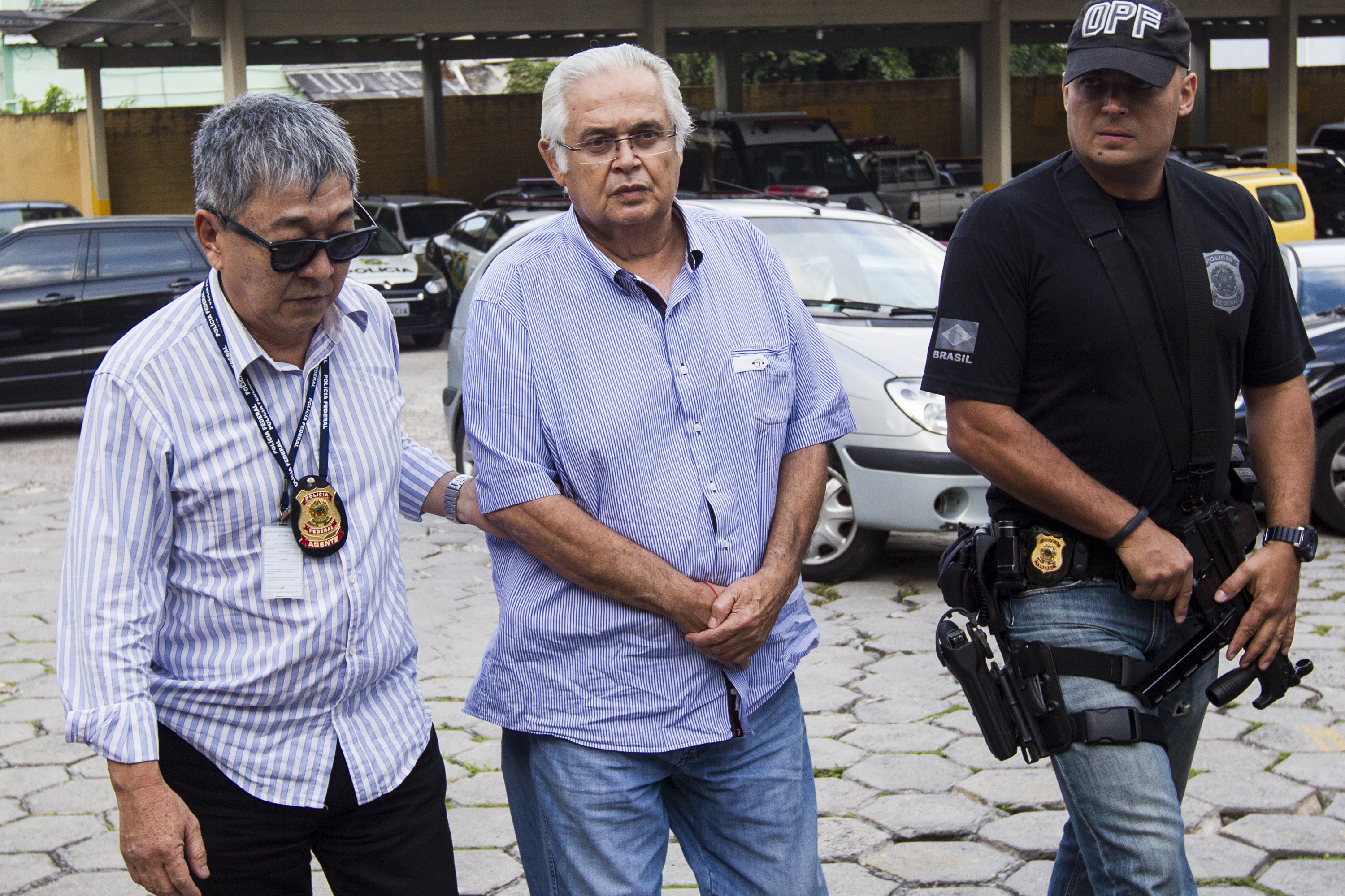 Pedro Correa (ao centro), quando foi preso pela Lava Jato: ex-deputado teria informações contra Lula e Dilma | Brunno Covello/Gazeta do Povo