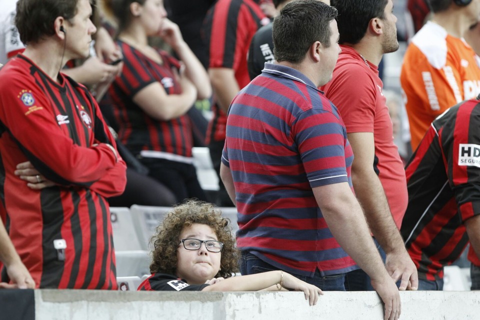 Torcedores do Atlético lamentam derrota para a Ponte. | Daniel Castellano / Gazeta do Povo/