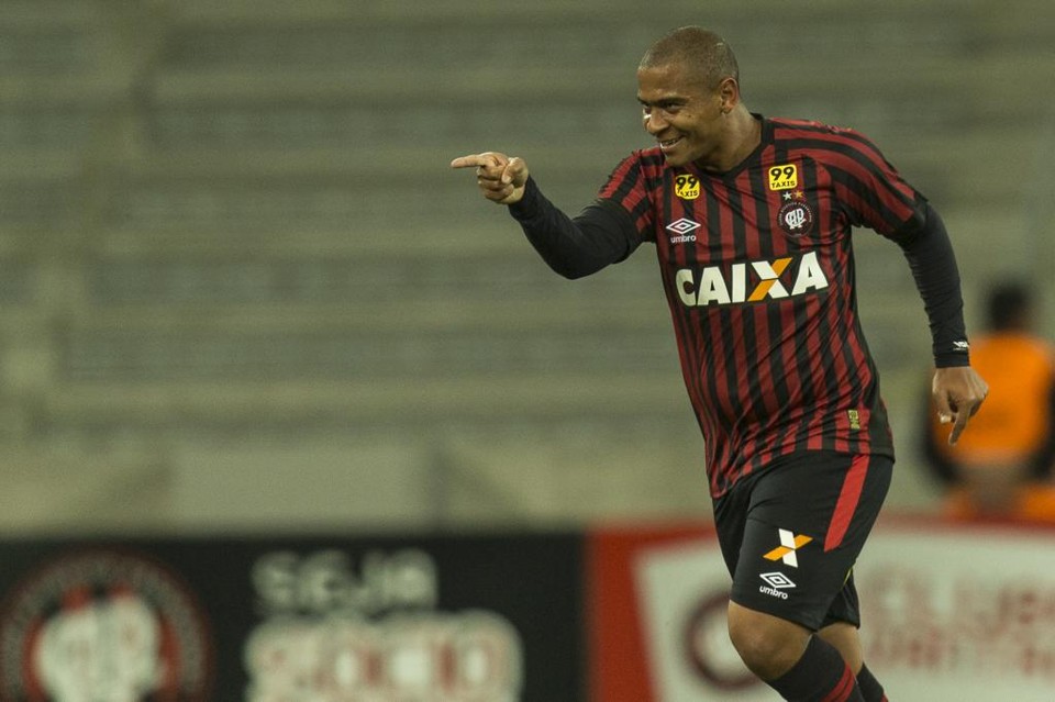 Walter lidera o Atlético no duelo contra o xará mineiro. | Marcelo Andrade/Gazeta do Povo