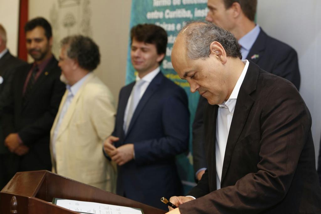 Prefeito Gustavo Fruet anunciou nesta sexta-feira a redução dos limites de velocidade em ruas do Centro de Curitiba | Henry Milléo/Gazeta do Povo