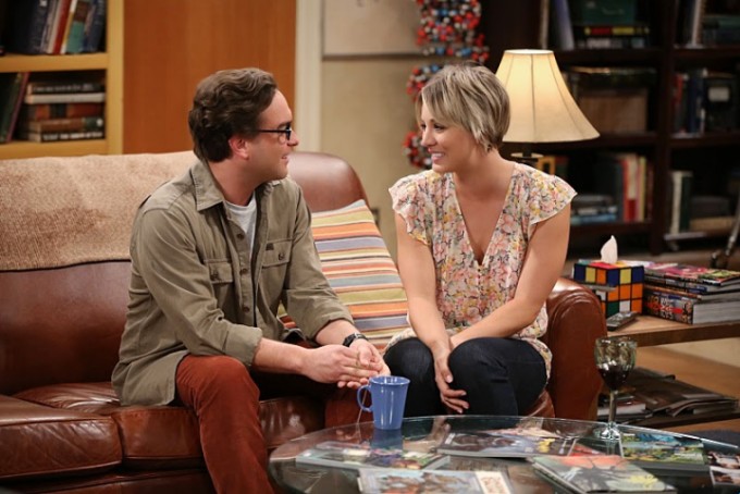 Johnny Galecki e Kaley Cuoco-Sweeting no final da oitava temporada. | /Divulgação