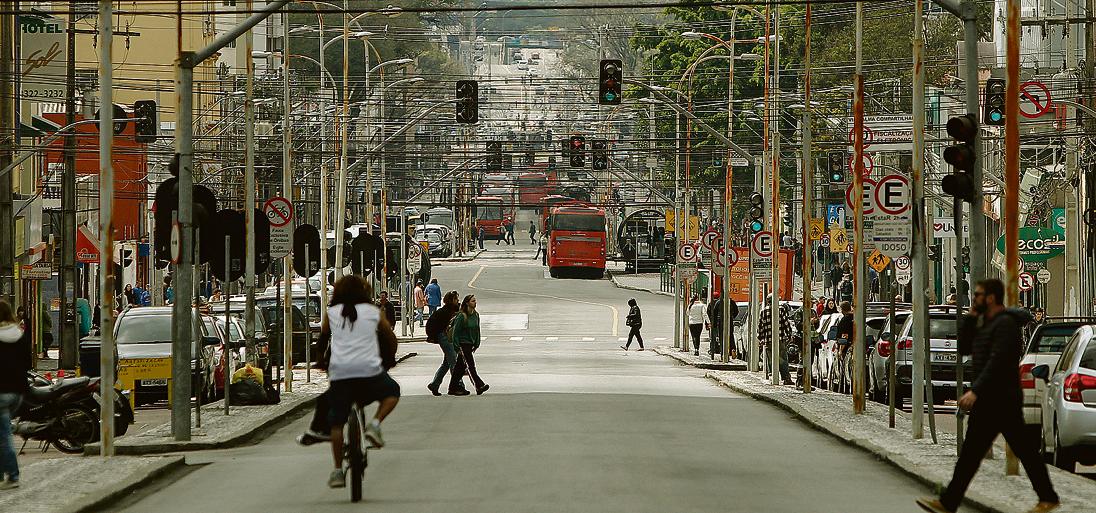 Com cerca de sete quilômetros de extensão, avenida oferece mescla de comércios, moradias, serviços e áreas de lazer. | Jonathan Campos/Gazeta do Povo