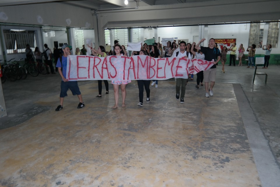 Alunos de Letras protestam por causa do atraso na reforma de campus da Unespar em Paranaguá | Débora Mariotto Alves/Gazeta do Povo