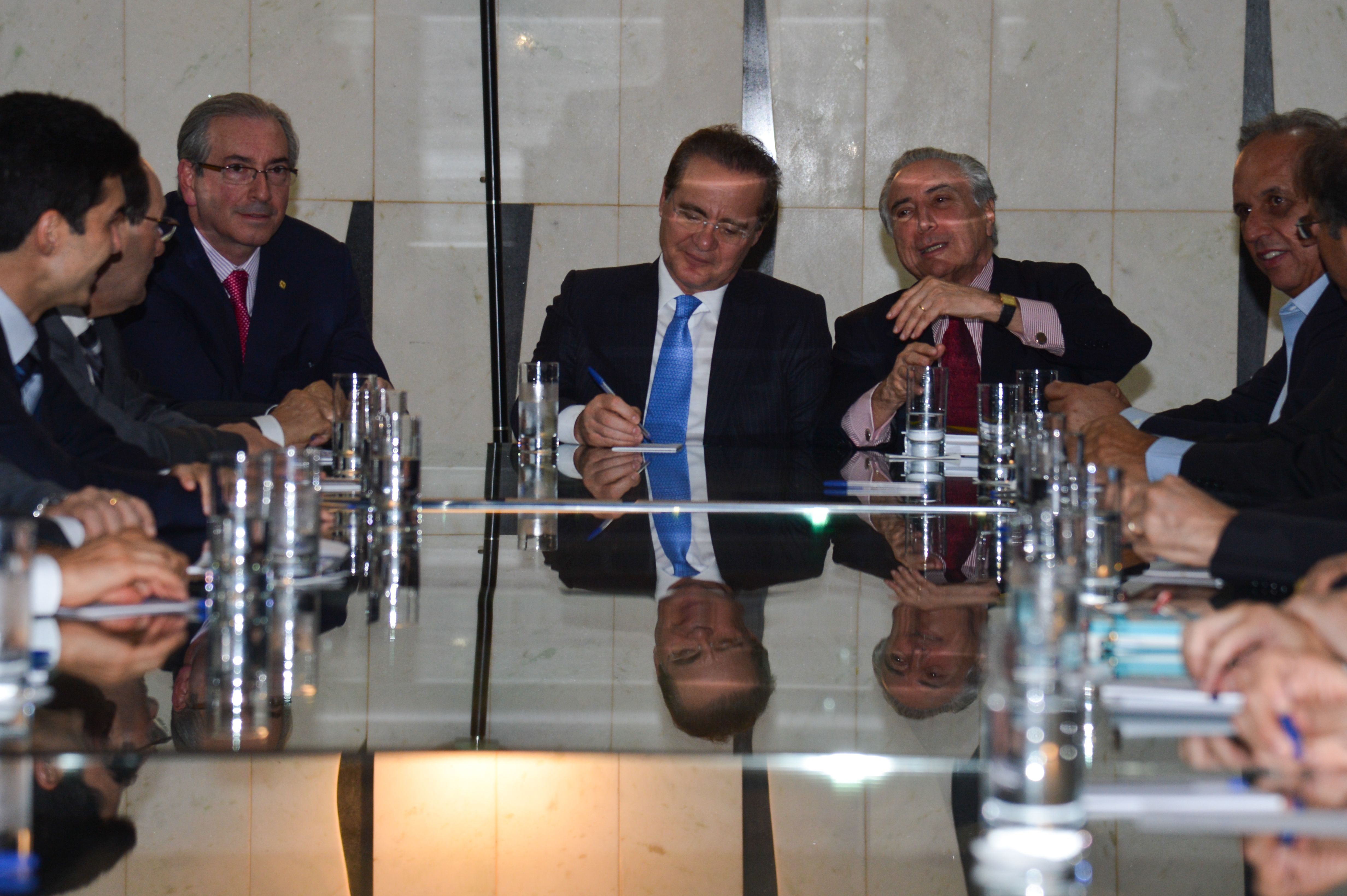 Renan (centro) com Cunha (à esq.) e Temer: caciques do PMDB se reuniram na noite desta terça (8). | Valter Campanato/ Agência Brasil