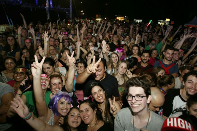 Fãs aguardam o início do show. | Marcelo Andrade/Gazeta do Povo