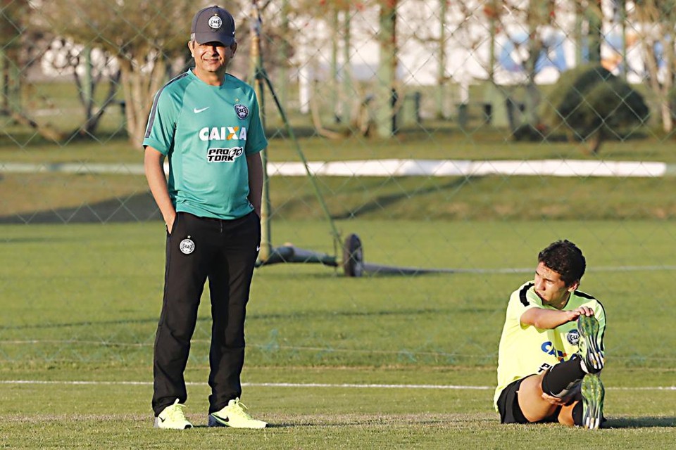 Ney Franco não quer que o Coritiba relaxe nos jogos fora de casa. | Albari Rosa/Gazeta do Povo