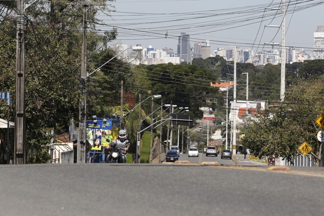 A tranquilidade e o verde da Nilo Peçanha contrasta com os edifícios da região central de Curitiba. | Henry Milleo/Gazeta do Povo