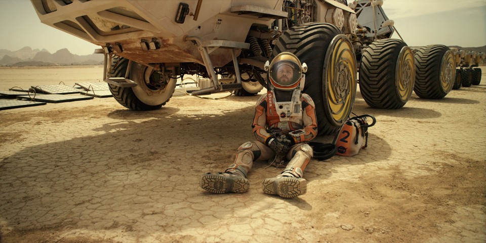 Matt Damon vive o astronauta Mark Watney, responsável por inúmeras façanhas a fim de sobreviver isolado em território marciano. | Divulgação