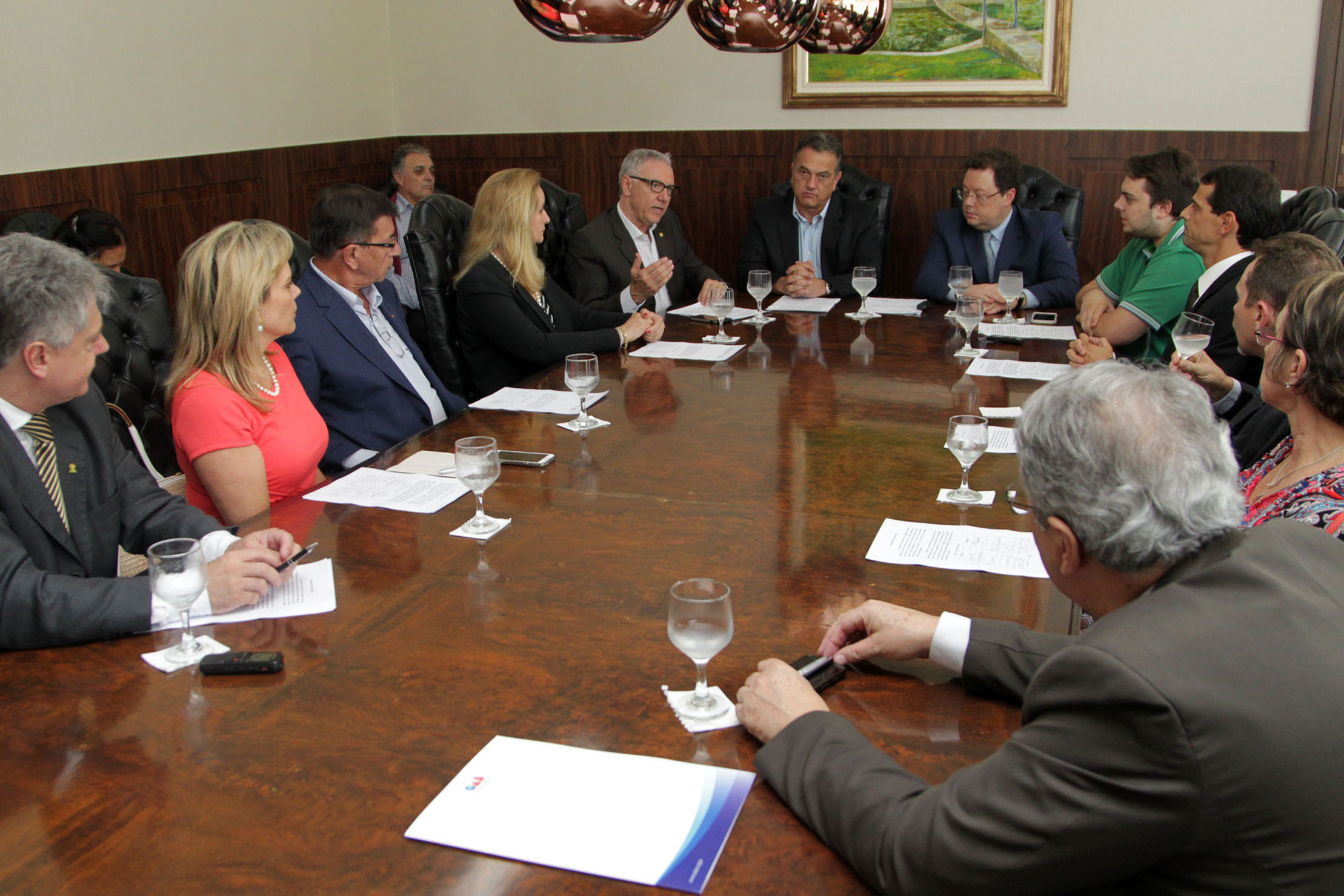 Representantes do movimento entregaram carta ao primeiro-secretário da Assembleia, Plauto Miró. | Gelson Bampi/Fiep