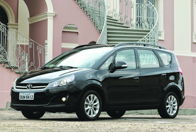 JAC J6 - A adição do motor flex deu ao modelo chinês o posto de o mais potente entre as opções abaixo R$ 70 mil. Também é um dos poucos a oferecer 7 lugares, porém os dois assentos extras só acomodam crianças. Traz faróis com regulagem de altura, sensor de ré, trio elétrico e ar-condicionado. Motor: 2.0 (160 cv). Porta-malas: 720 l (5 lugares) e 198 l (7 lugares). Preço: R$ 68.990. | Divulgação