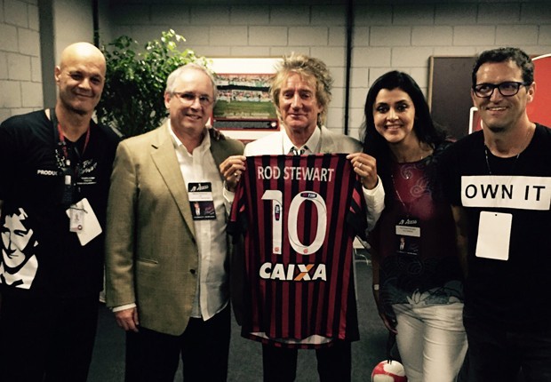 Rod Stewart recebeu camisa do Atlético com seu nome | Divulgação/Atlético Paranaense