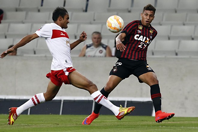 Substituto de Walter, Cryzan tenta cruzamento na área do Brasília. | Albari Rosa/Gazeta do Povo