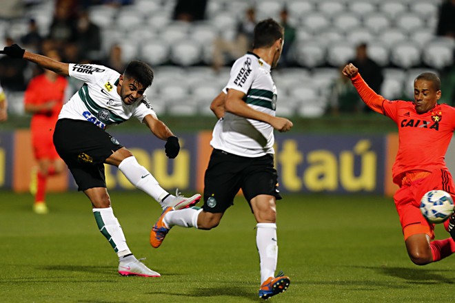 Rafhael Lucas leva perigo ao gol do Sport Recife. | Albari Rosa/Gazeta do Povo