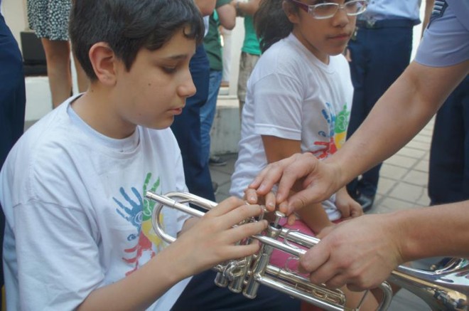 Aluno do IPC (Instituto Paranaense de Cegos) em atividade com um trompete | Divulgação