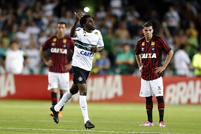 Walter perdeu, mas Negueba não desperdiçou e ampliou para o Coritiba. | Albari Rosa/Gazeta do Povo