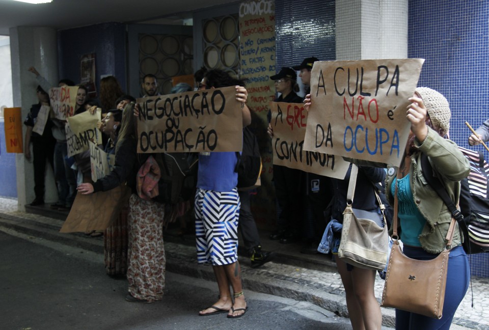 Depois da desocupação da reitoria, alunos fazem protesto em frente ao prédio | Aniele Nascimento/Gazeta do Povo